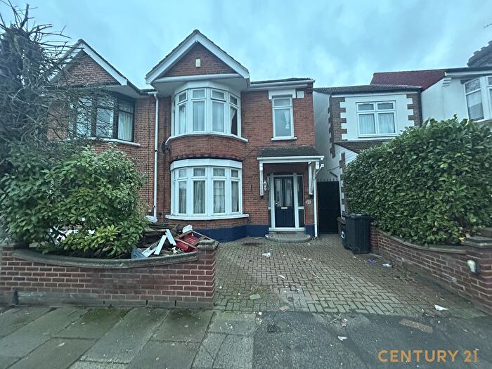 4 Bedroom Flat To Rent In Ilford, IG3