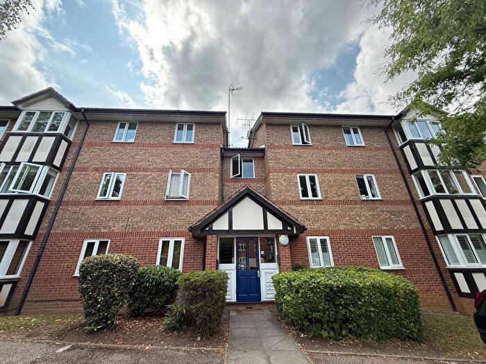 2 Bedroom Flat To Rent In Deer Close, Hertford, SG13