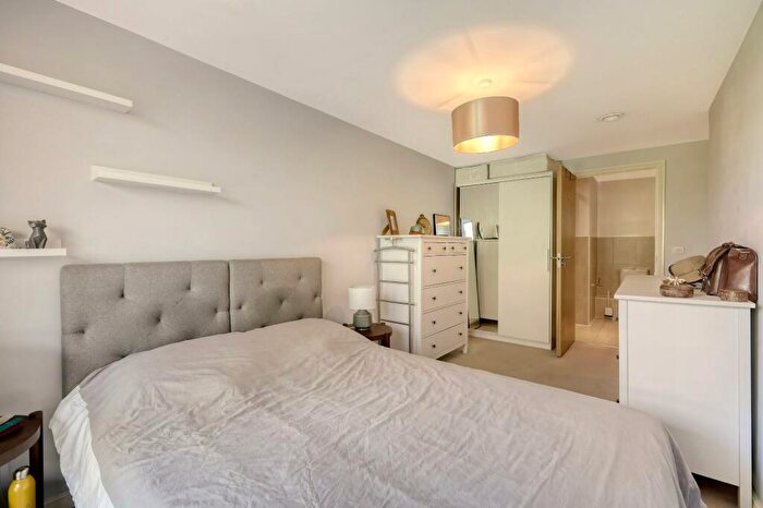 2 Bedroom Apartment To Rent In Fulneck Place, Stepney Green, E1