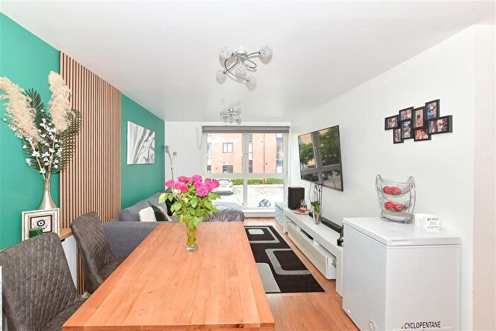 2 Bedroom Flat For Sale In Commonwealth Drive, Three Bridges, Crawley, West Sussex, RH10