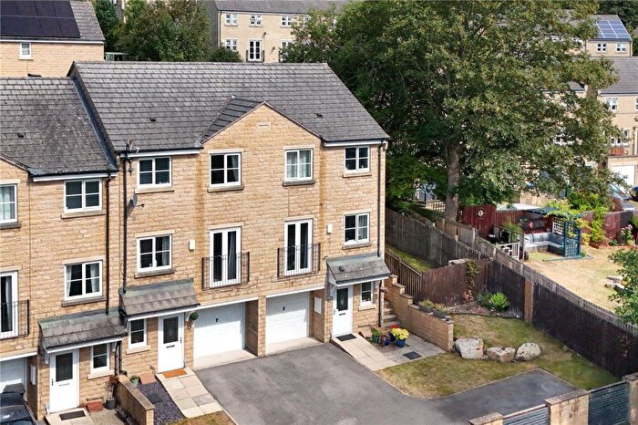 3 Bedroom End Terrace House For Sale In Mayhall Avenue, East Morton, West Yorkshire, BD20