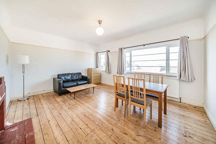 2 Bedroom Flat To Rent In Terrapin Road, Balham, SW17