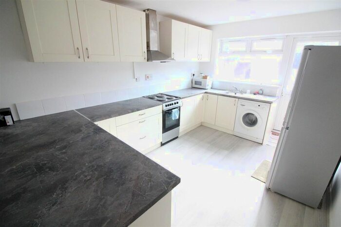 3 Bedroom Town House To Rent In Deepwell Close, Isleworth, TW7
