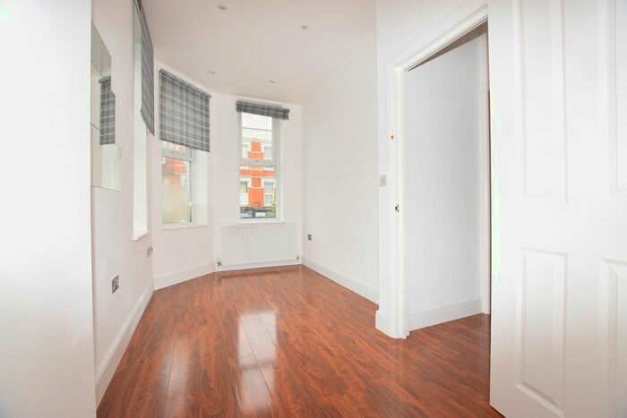 3 Bedroom Flat To Rent In Park Parade, London, NW10