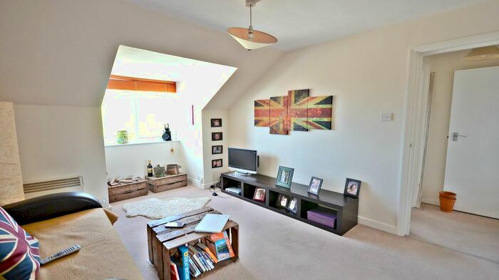 1 Bedroom Flat To Rent In High Street, Burnham, SL1