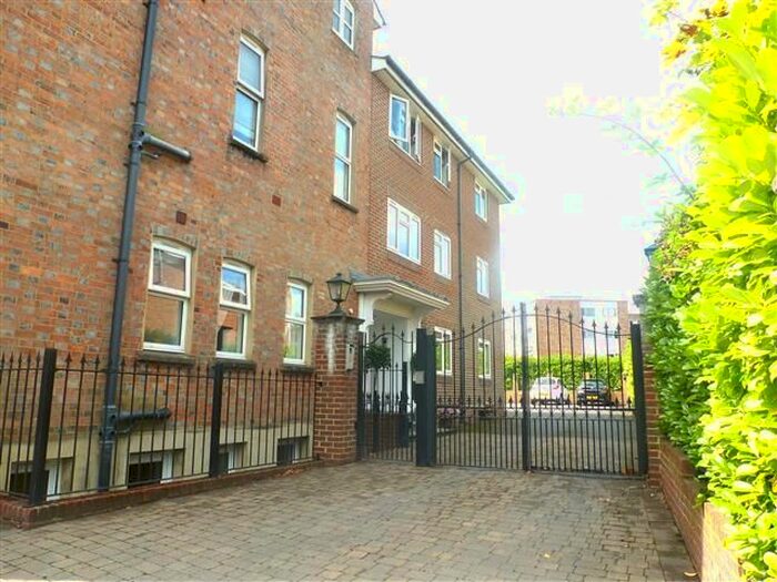 2 Bedroom Flat To Rent In Paddockhall Road, Haywards Heath, RH16