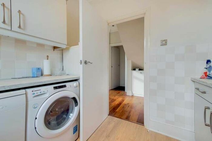3 Bedroom Flat To Rent In Sandmere Road, Clapham North, SW4