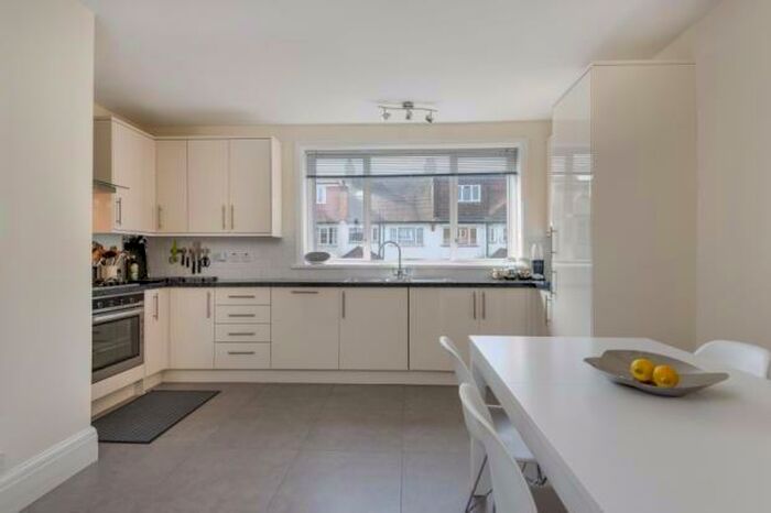 3 Bedroom Apartment To Rent In Hampstead Gardens, NW11