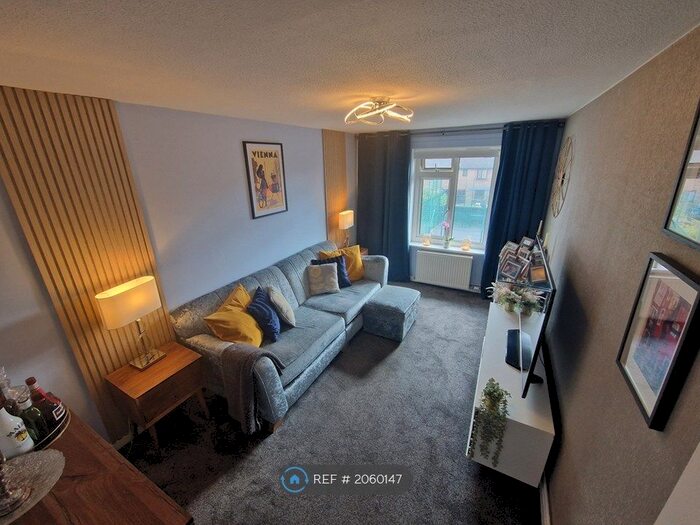 2 Bedroom Maisonette To Rent In Southern Avenue, Feltham, TW14