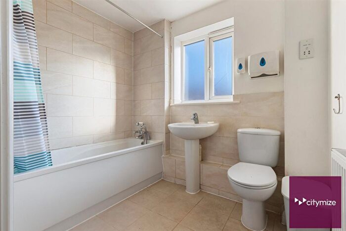 2 Bedroom Flat For Sale In Madison Court, Dagenham, RM10