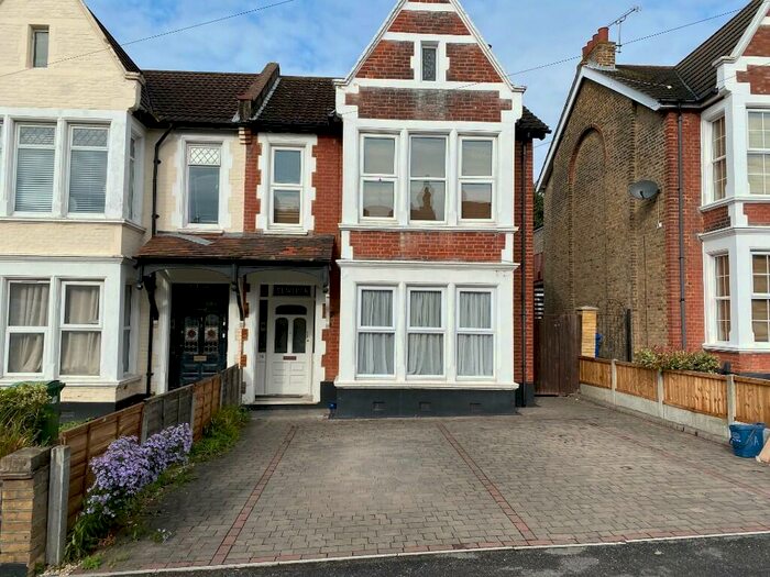 2 Bedroom Flat To Rent In Meteor Road, Westcliff-On-Sea, Essex, SS0
