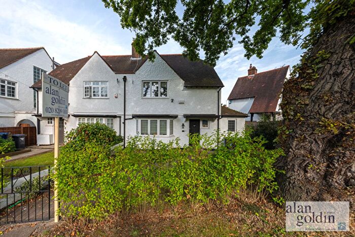 3 Bedroom Semi-Detached House To Rent In Crooked Usage, London, N3