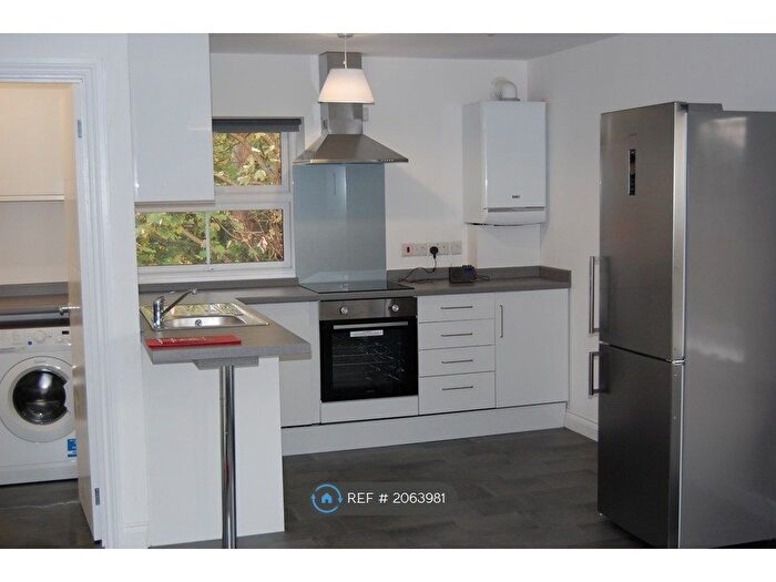 3 Bedroom Flat To Rent In Seagarth Lane, Southampton, SO16