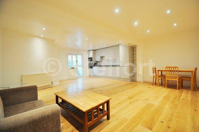 3 Bedroom Maisonette To Rent In Junction Road, London, N19