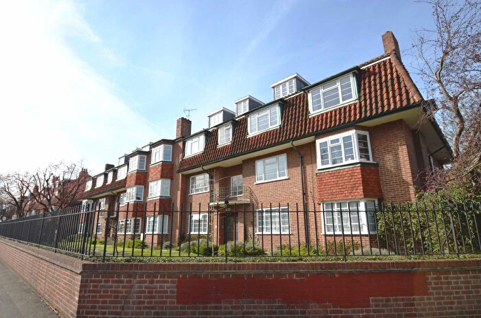 2 Bedroom Flat To Rent In West Street Lane, Carshalton, Surrey, SM5