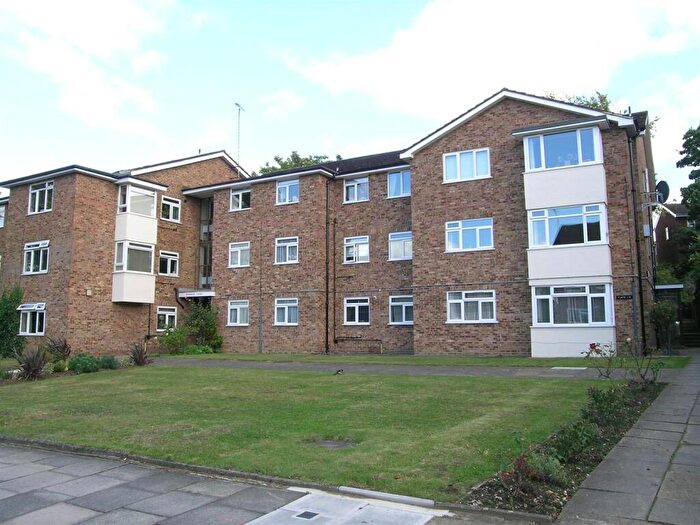 2 Bedroom Flat To Rent In Rannoch Court, Surbiton, KT6