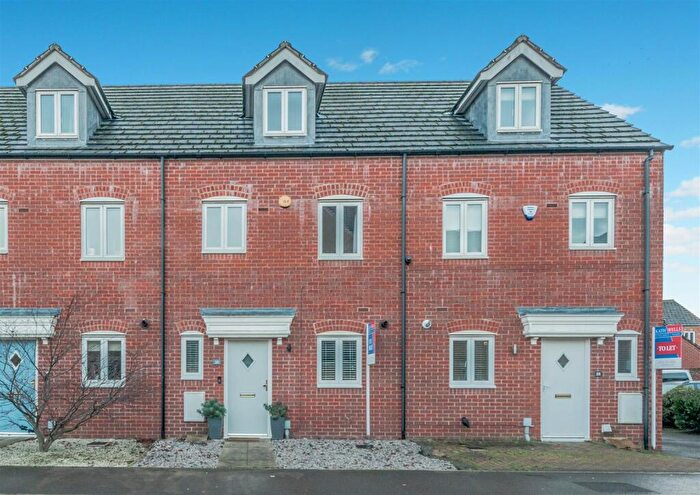 3 Bedroom Town House For Sale In Dunlop Avenue, New Farnley, Leeds, LS12