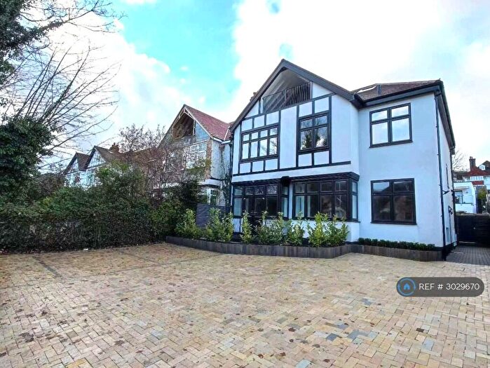 3 Bedroom Flat To Rent In Brighton Road, Purley, Croydon, CR8