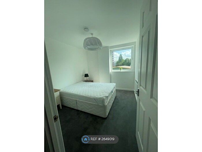 2 Bedroom Flat To Rent In Oyster Wharf, London, SW11