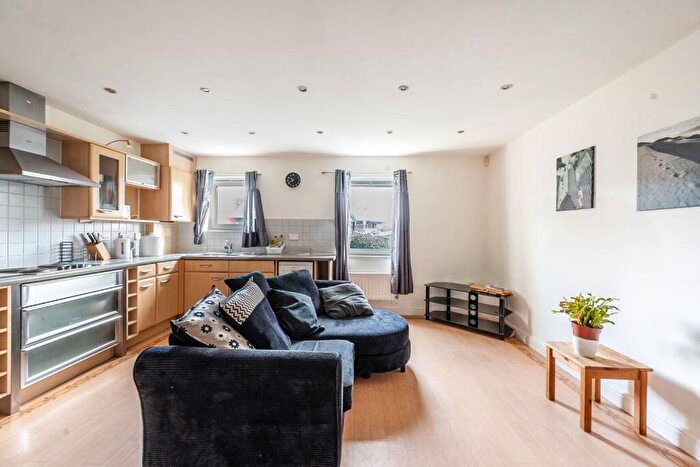 2 Bedroom Flat To Rent In High Road, Harrow Weald, Harrow, HA3