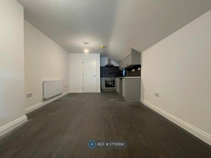 2 Bedroom Flat To Rent In High Road, London, N22