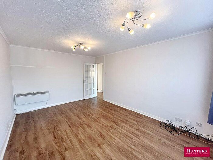 2 Bedroom Flat For Sale In Friern Mount Drive, London, N20