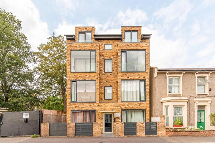 1 Bedroom Flat For Sale In St. James's Park, Croydon, Croydon, CR0