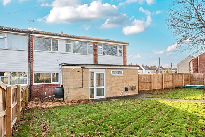 4 Bedroom Semi Detached House For Sale In Ernle Road, Calne, SN11