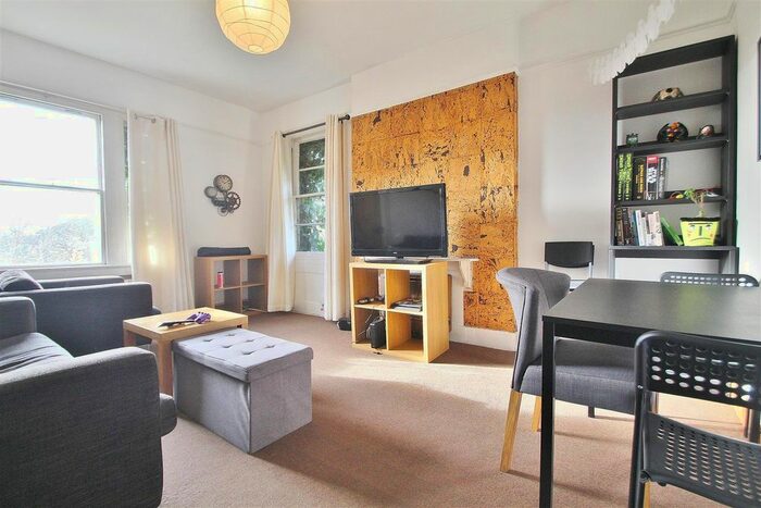 2 Bedroom Flat To Rent In Woodlands Grove, Isleworth TW7