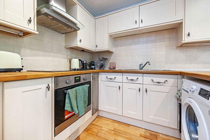 1 Bedroom Flat To Rent In Abbey Drive, Tooting, SW17