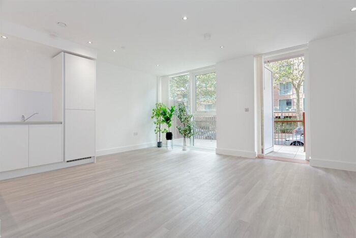 3 Bedroom Flat To Rent In Thames Road, London, E16