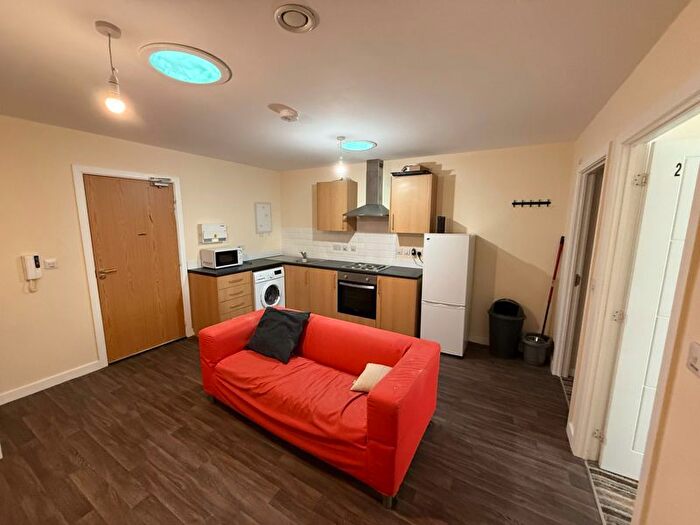 2 Bedroom Flat To Rent In Broad Lane, Huddersfield, HD5
