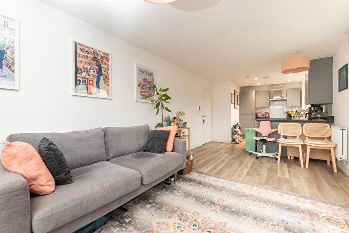 1 Bedroom Flat For Sale In Eyres Drive, Ebbsfleet, Kent, DA10