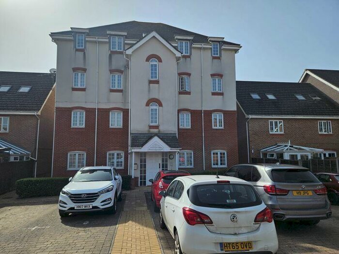 2 Bedroom Flat To Rent In Fox Court, Aldershot, GU12