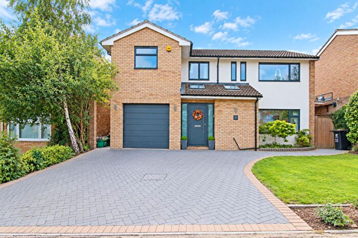4 Bedroom Detached House For Sale In Cheriton Avenue, Bromley, BR2