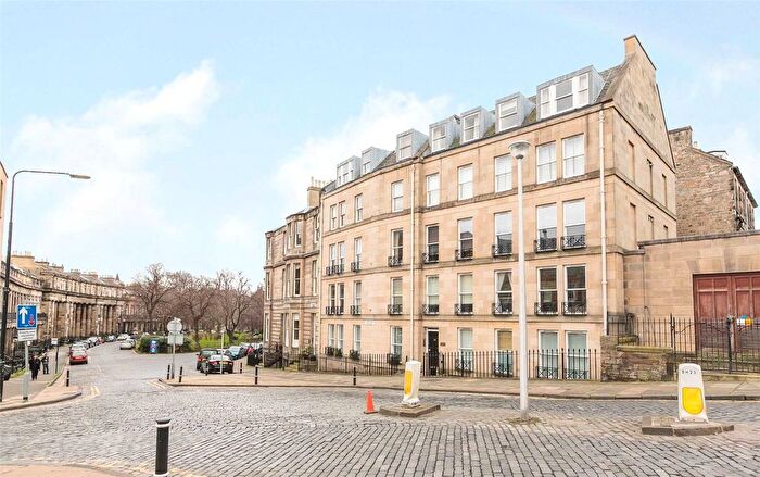 2 Bedroom Flat To Rent In St Bernards Crescent, Edinburgh, EH4