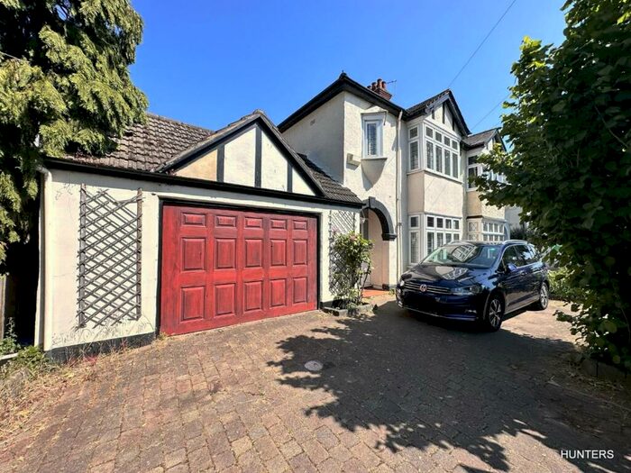 4 Bedroom Semi-Detached House To Rent In Lynwood Drive, Worcester Park, KT4