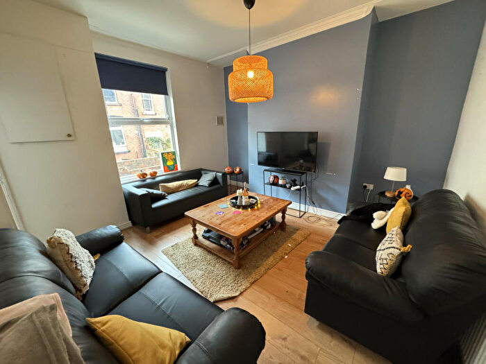 6 Bedroom Terraced House To Rent In Cliff Mount, Leeds, West Yorkshire, LS6