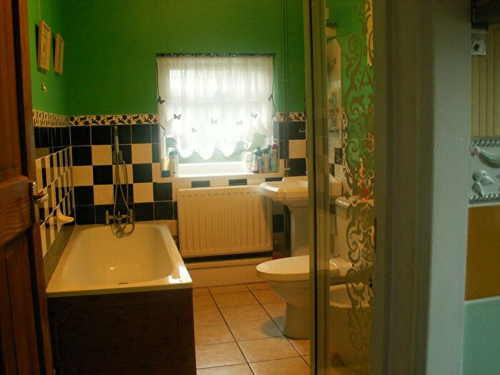 3 Bedroom Detached Bungalow For Sale In Cynheidre, Llanelli, SA15