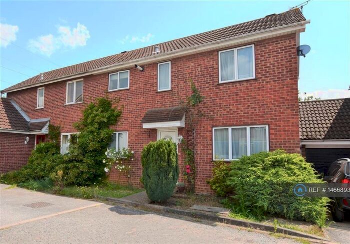 3 Bedroom Semi-Detached House To Rent In Bankside Close, Chelmsford, CM3