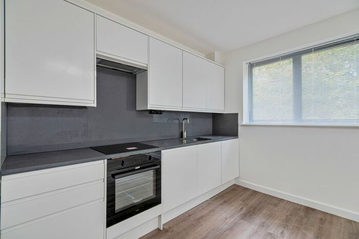 3 Bedroom Flat To Rent In Balham High Road, London, SW12