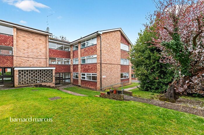 2 Bedroom Flat For Sale In Christchurch Park, Sutton, SM2