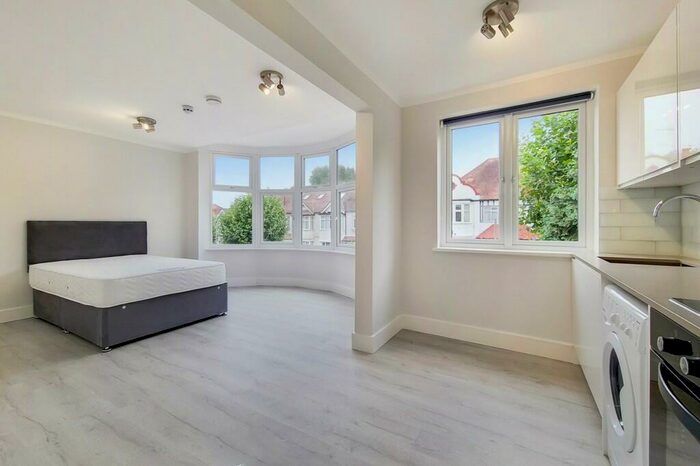 Studio To Rent In The Drive, London, NW11