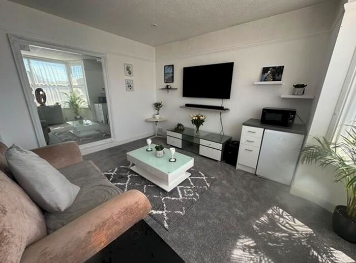 2 Bedroom Flat To Rent In Gannon Road, Worthing, BN11