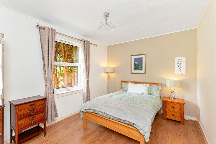 2 Bedroom Flat For Sale In The Green, Davidsons Mains Edinburgh, EH4