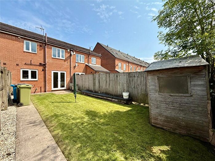 3 Bedroom Town House For Sale In Twingates Close, Shaw, Oldham, Greater Manchester, OL2