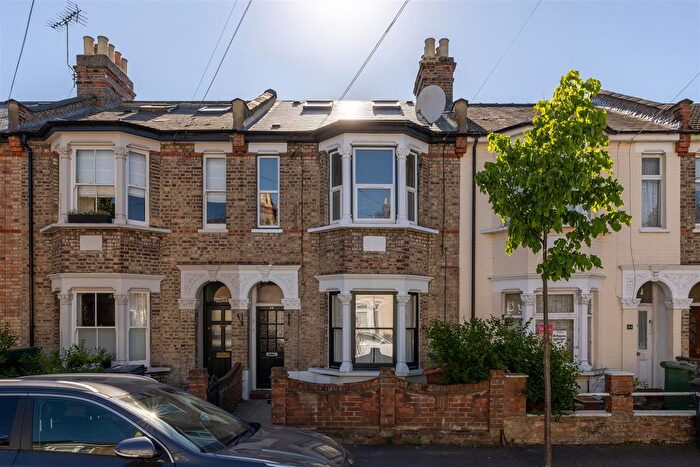 3 Bedroom Flat For Sale In Lansdowne Road, Walthamstow, E17