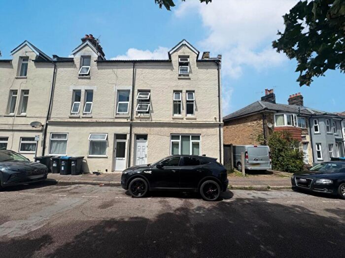 6 Bedroom End Of Terrace House For Sale In Northcote Road, Bournemouth, Dorset, BH1