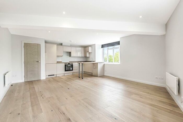 3 Bedroom Flat To Rent In Queens Road, Weybridge, KT13