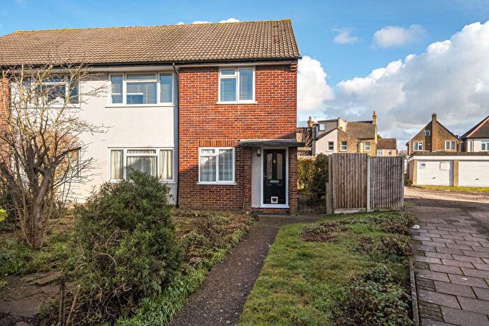 2 Bedroom Maisonette For Sale In Waverley Close, Bromley, BR2
